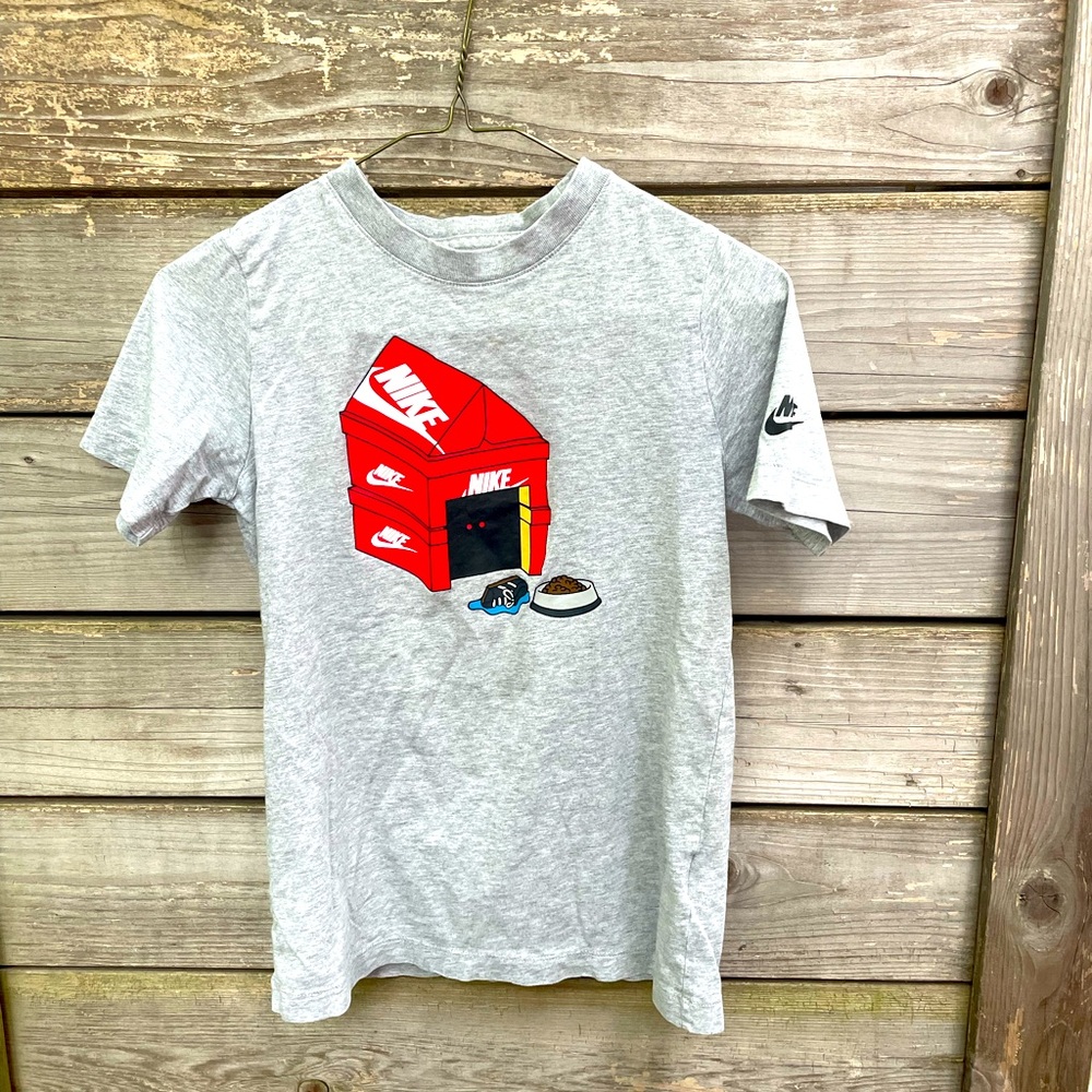 Nike doghouse graphic t-shirt size kids Medium smoke free home